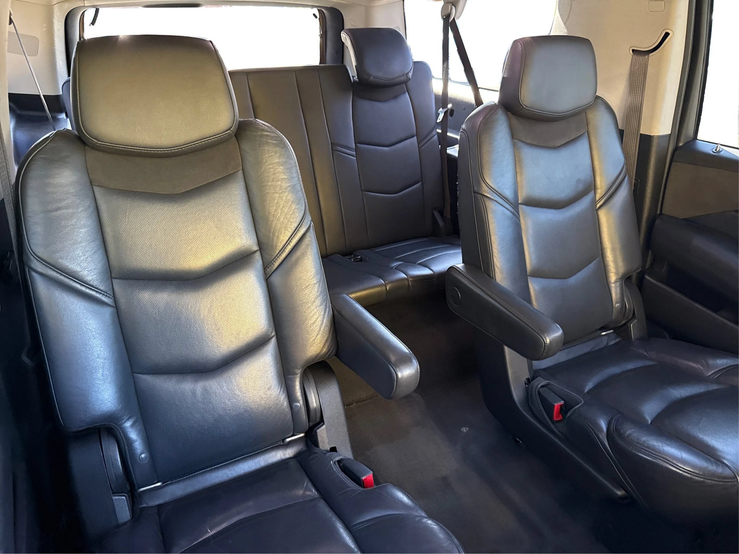 Used 2020 Cadillac Escalade ESV Luxury AWD/4WD image 12
