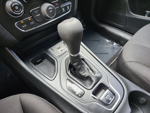 Used 2019 Jeep Cherokee Latitude w/ Popular Appearance Group FWD image 19