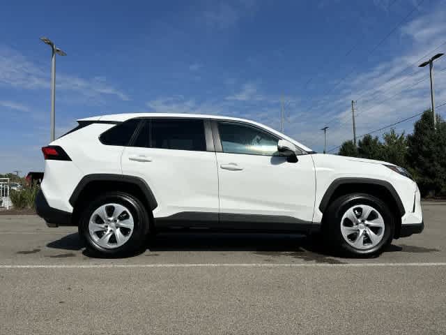 Used 2023 Toyota RAV4 LE AWD/4WD image 3
