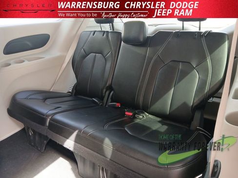 Used 2024 Chrysler Pacifica Touring-L image 11