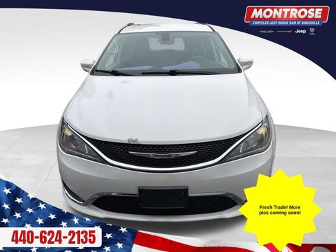 Used 2019 Chrysler Pacifica Touring-L FWD image 2