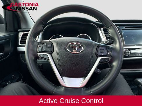 Used 2019 Toyota Highlander XLE FWD image 14