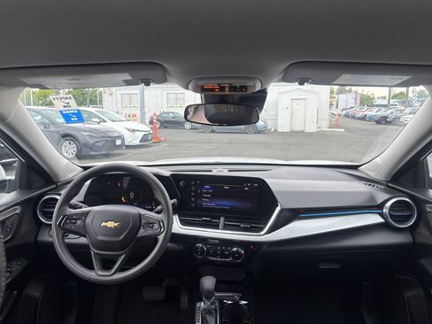 Used 2025 Chevrolet Trax LT FWD image 27