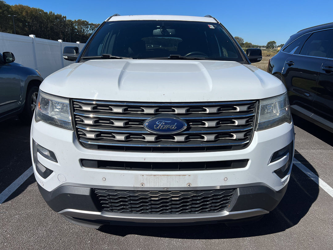 Used 2017 Ford Explorer XLT w/ Equipment Group 201A AWD/4WD image 9