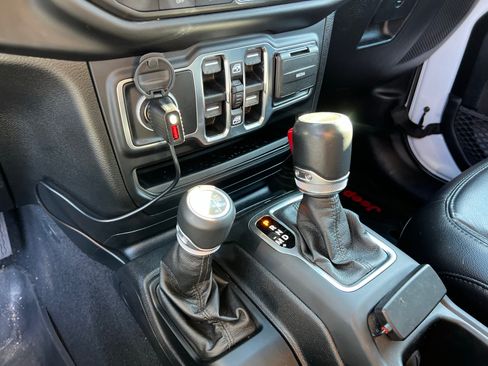 Used 2020 Jeep Wrangler Unlimited Sahara AWD/4WD image 27