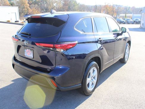 Used 2023 Toyota Highlander LE image 3