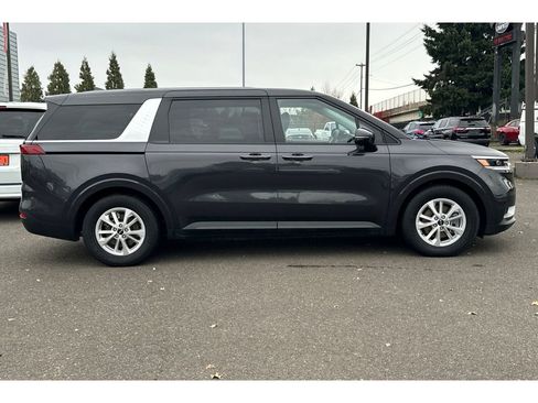 Used 2024 Kia Carnival LX image 3