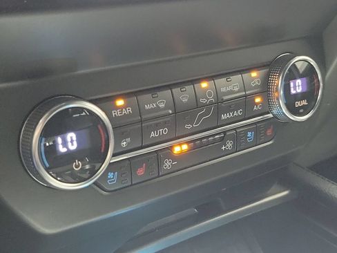 Used 2020 Ford Expedition XLT w/ Equipment Group 202A AWD/4WD image 34