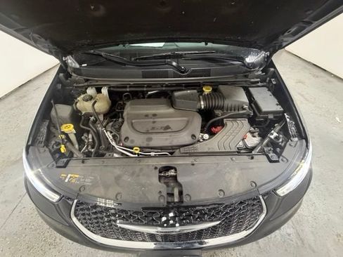 Used 2023 Chrysler Pacifica Touring-L FWD image 6
