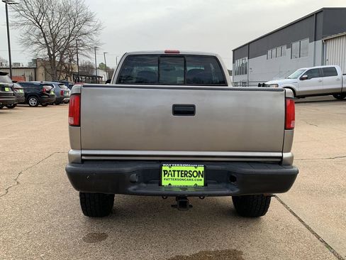 Used 2001 Chevrolet S10 Pickup 4x4 Extended Cab w/ Preferred Equipment Group image 4