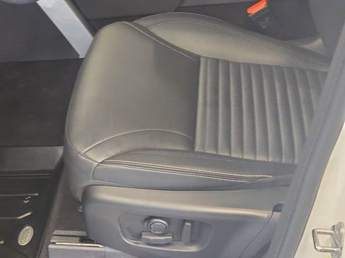 Certified 2025 Land Rover Discovery S AWD/4WD image 32