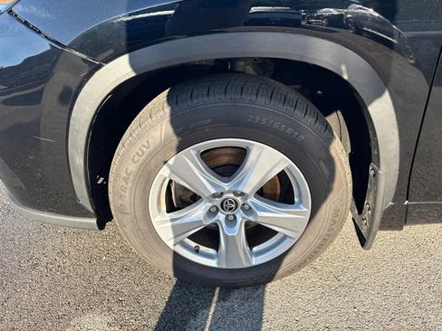 Used 2023 Toyota Highlander LE AWD/4WD image 9