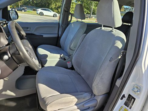 Used 2016 Toyota Sienna L image 20