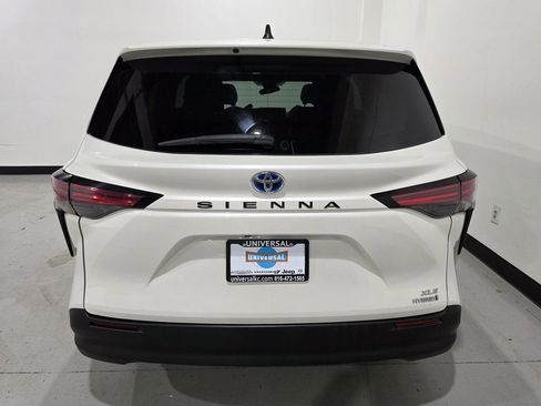 Used 2021 Toyota Sienna Limited image 28