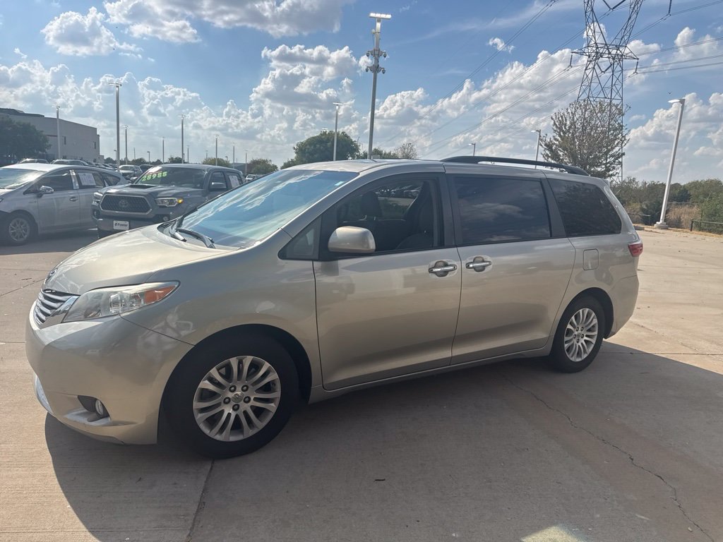 Used 2015 Toyota Sienna XLE w/ XLE Navigation Package FWD image 2