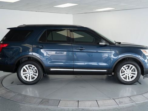 Used 2016 Ford Explorer XLT w/ Equipment Group 201A FWD image 9