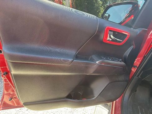 Used 2019 Toyota Tacoma TRD Off-Road AWD/4WD image 9