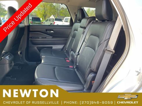 Used 2025 Nissan Pathfinder SL AWD/4WD image 43