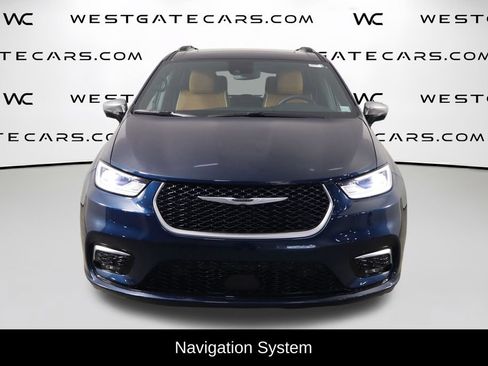 Used 2025 Chrysler Pacifica Pinnacle w/ Trailer Tow Group AWD/4WD image 2