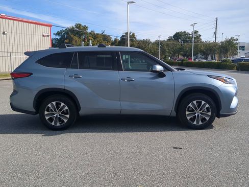 Used 2022 Toyota Highlander XLE image 12