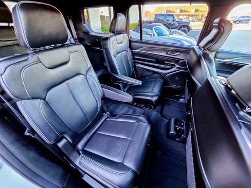 Used 2025 Jeep Grand Cherokee L Overland w/ Luxury Tech Group IV image 39