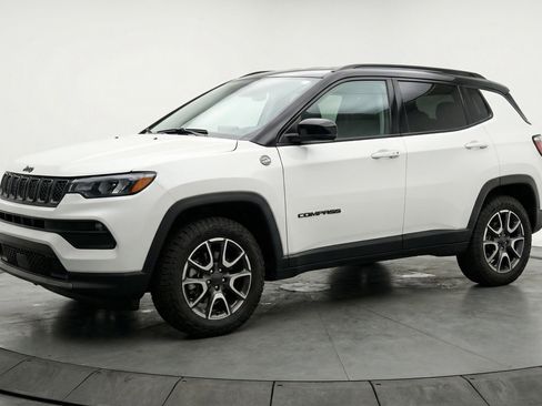 Used 2025 Jeep Compass Trailhawk w/ Trailer Tow Group AWD/4WD image 3