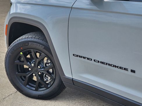 New 2026 Jeep Grand Cherokee L 2WD image 17