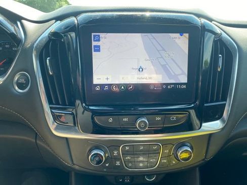 Used 2023 Chevrolet Traverse LT w/ LT Premium Package AWD/4WD image 18