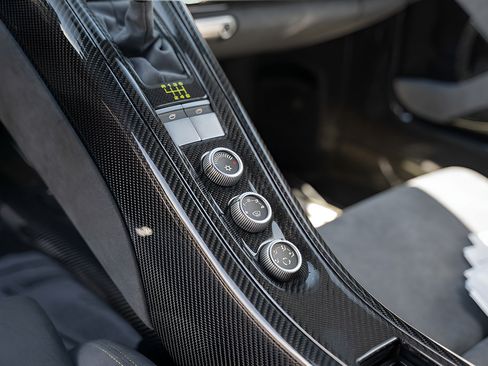 Used 2004 Porsche Carrera GT RWD image 27