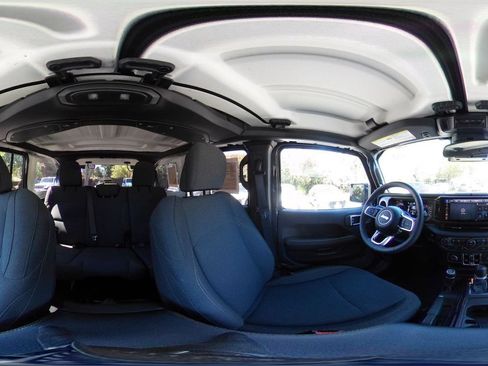 Used 2025 Jeep Wrangler Unlimited Sahara AWD/4WD image 42