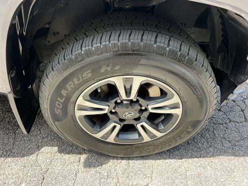 Used 2018 Toyota Tacoma TRD Sport w/ Technology Package image 9