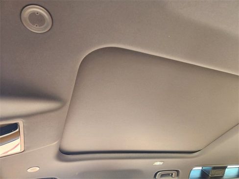 New 2026 Land Rover Defender 110 X-Dynamic SE image 18