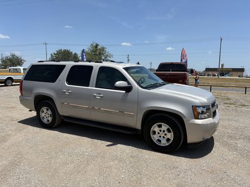 Used 2007 Chevrolet Suburban LT w/ LT Preferred Equipment Group AWD/4WD image 3