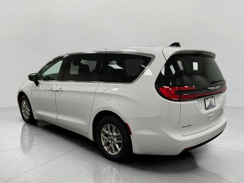 Used 2024 Chrysler Pacifica Touring-L image 8