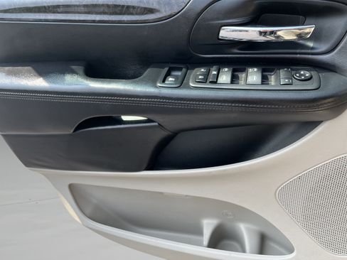 Used 2012 Dodge Grand Caravan Crew FWD image 19