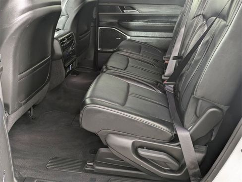 Certified 2024 Jeep Wagoneer Series II w/ Flexible Seating Group image 26