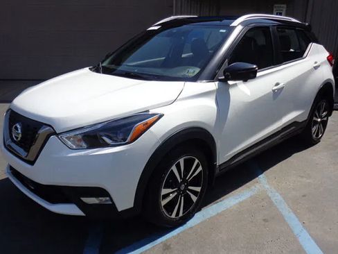 Used 2020 Nissan Kicks SR w/ SR Premium Package FWD image 1