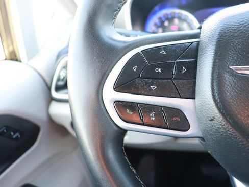 Used 2022 Chrysler Pacifica Touring-L image 19