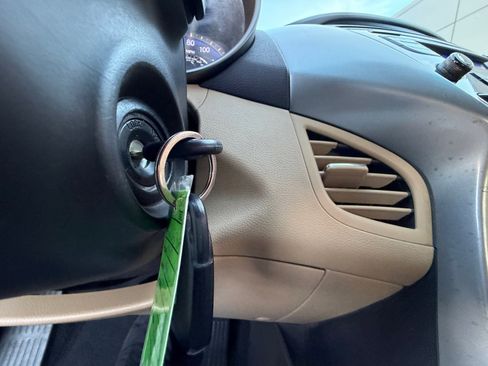 Used 2013 Hyundai Elantra GLS w/ Preferred Pkg image 30