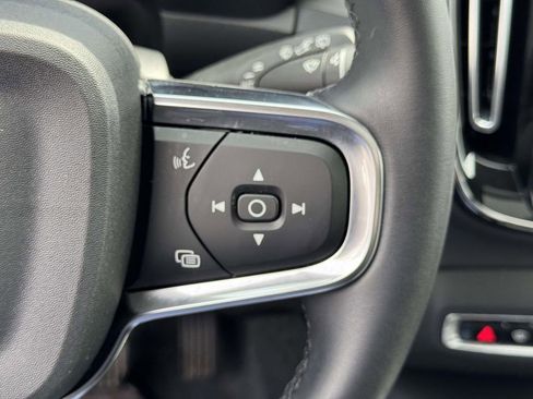 Certified 2025 Volvo XC40 B5 Plus AWD/4WD image 23