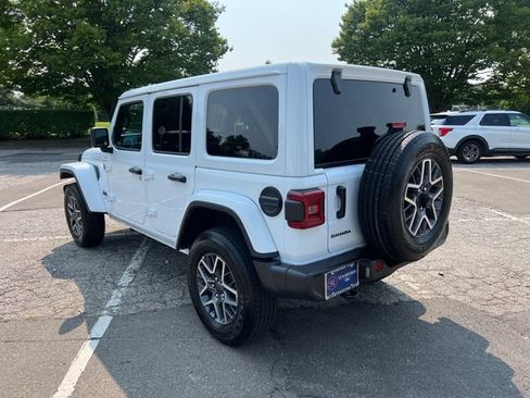 Used 2025 Jeep Wrangler Unlimited Sahara AWD/4WD image 7