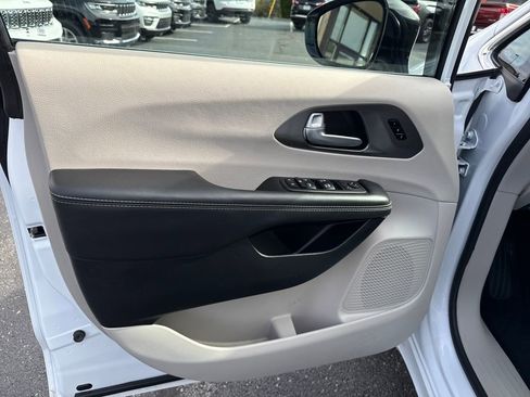 Used 2024 Chrysler Pacifica Touring-L image 14