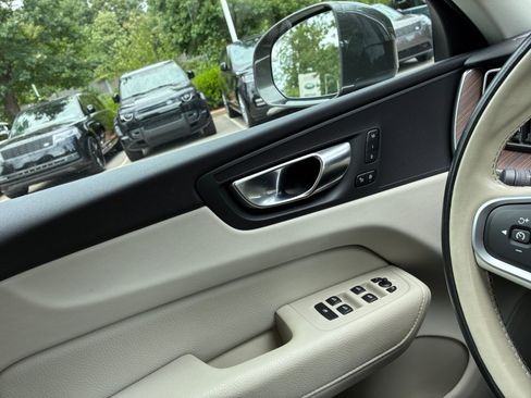 Used 2022 Volvo XC60 B5 Momentum w/ Protection Package Premier FWD image 32