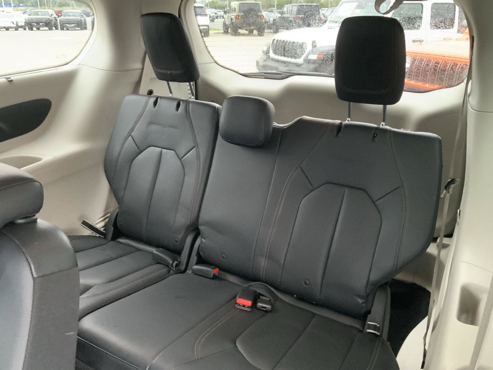 Used 2017 Chrysler Pacifica Touring-L FWD image 47