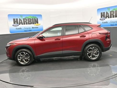 Used 2025 Chevrolet Trax LT w/ LT Convenience Package image 2