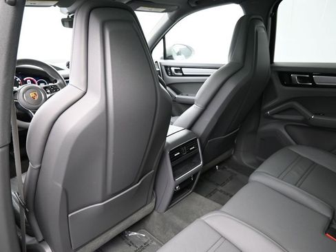 Certified 2023 Porsche Cayenne Platinum Edition AWD/4WD image 8