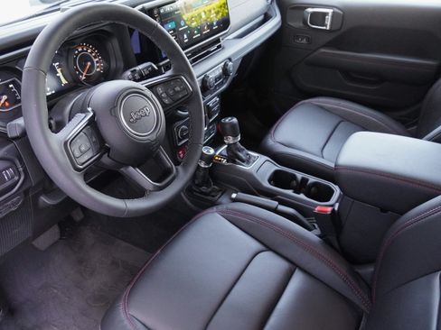 Used 2025 Jeep Wrangler Unlimited Rubicon w/ Convenience Group AWD/4WD image 6
