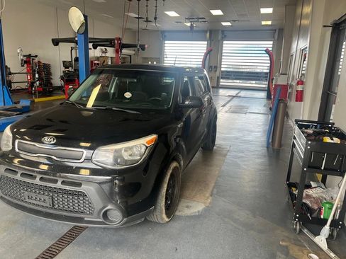 Used 2016 Kia Soul w/ Option Group 020 FWD image 2
