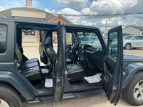 Used 2018 Jeep Wrangler Unlimited Sahara w/ Connectivity Group AWD/4WD image 19