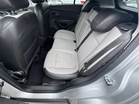 Used 2021 Chevrolet Trax LT FWD image 16